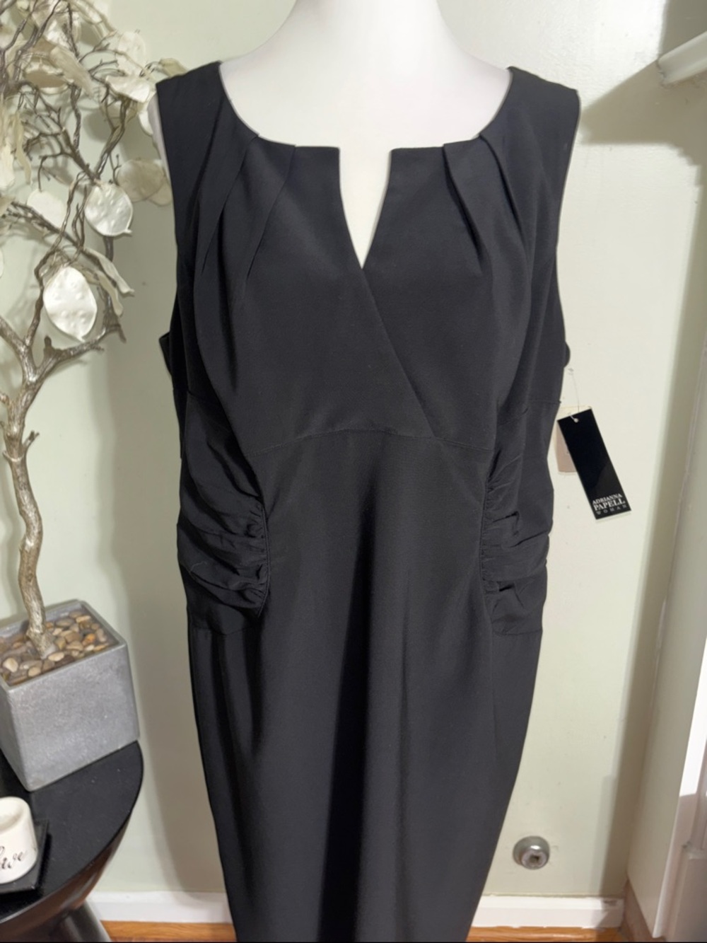 Adrianna Papell Elegant Black Sleeveless Notch-Neck Midi Dress - Picture 2 of 6